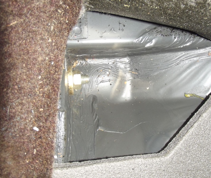 Datei:Schaube unter Schaumstoff.JPG