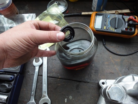 16 Wellendichtring einölen.JPG