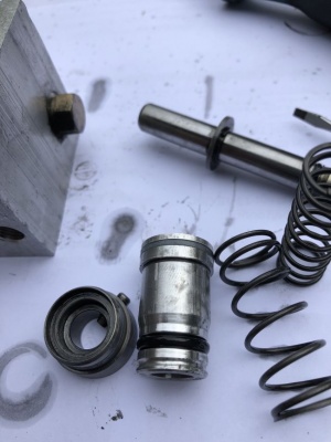 Hülse und Welle aus dem Gehäuse entfernen.