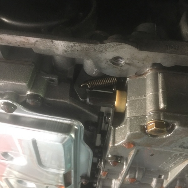 Datei:6-Kontrolle-am Getriebe.jpg