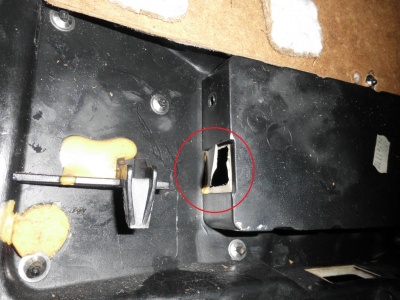 Öffnung für elektrischen Anschluss beleuchtete Aschenbecher Fond.JPG