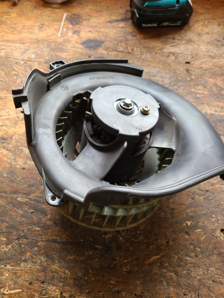 Datei:Lüftermotor auf Werkbank.jpg