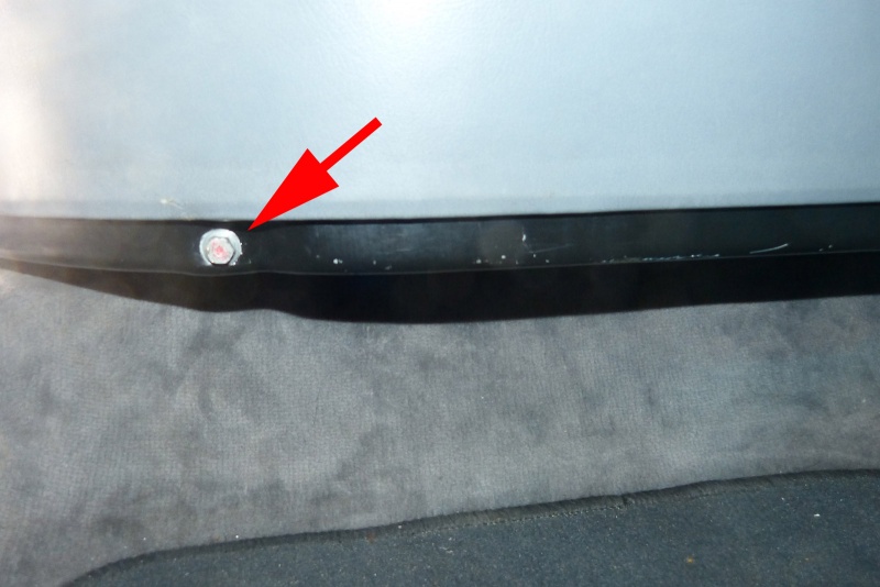 Datei:Backseat-Schraube1.jpg