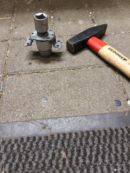 Datei:Lager mit Stecknuss austreiben.jpg