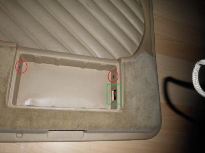 Befestigungspunkt Aschenbechereinsatz Fond.JPG