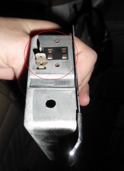 Elektrischer Anschluss beleuchtete Aschenbecher Fond.JPG